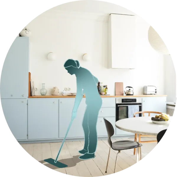 Housekeepr udfører professionel rengøring med fokus på kvalitet.