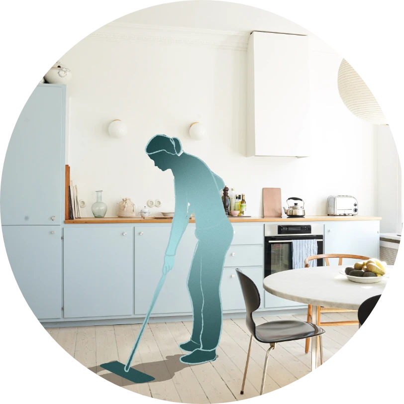 Housekeepr udfører professionel rengøring med fokus på kvalitet.