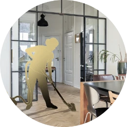 Personlig rengøringsassistent fra Housekeepr støvsuger stue.